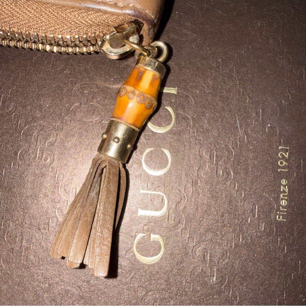 Gucci Tan Leather bamboo tassle with Gold Logo - Picture 2 of 11